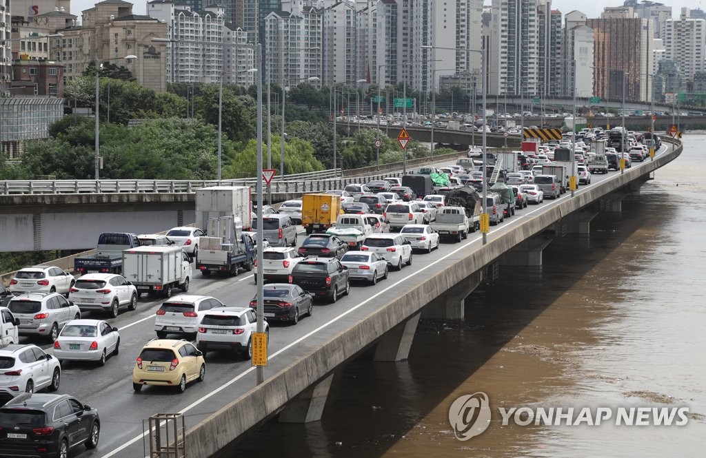 일부 구간 통제로 꽉 막힌 강변북로