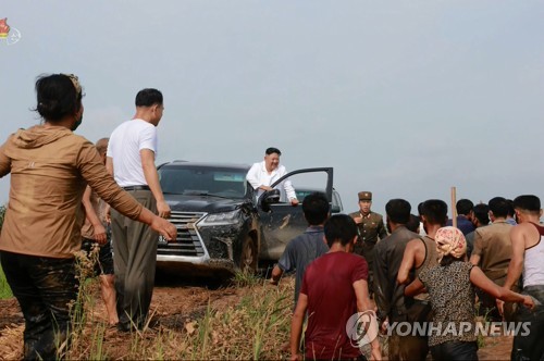 김정은, 운전석에서 내려 주민들 위로