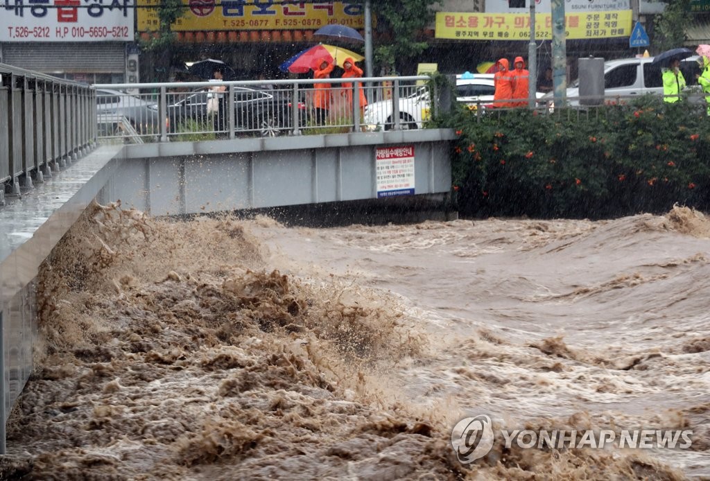 폭우로 광주천 범람 위기