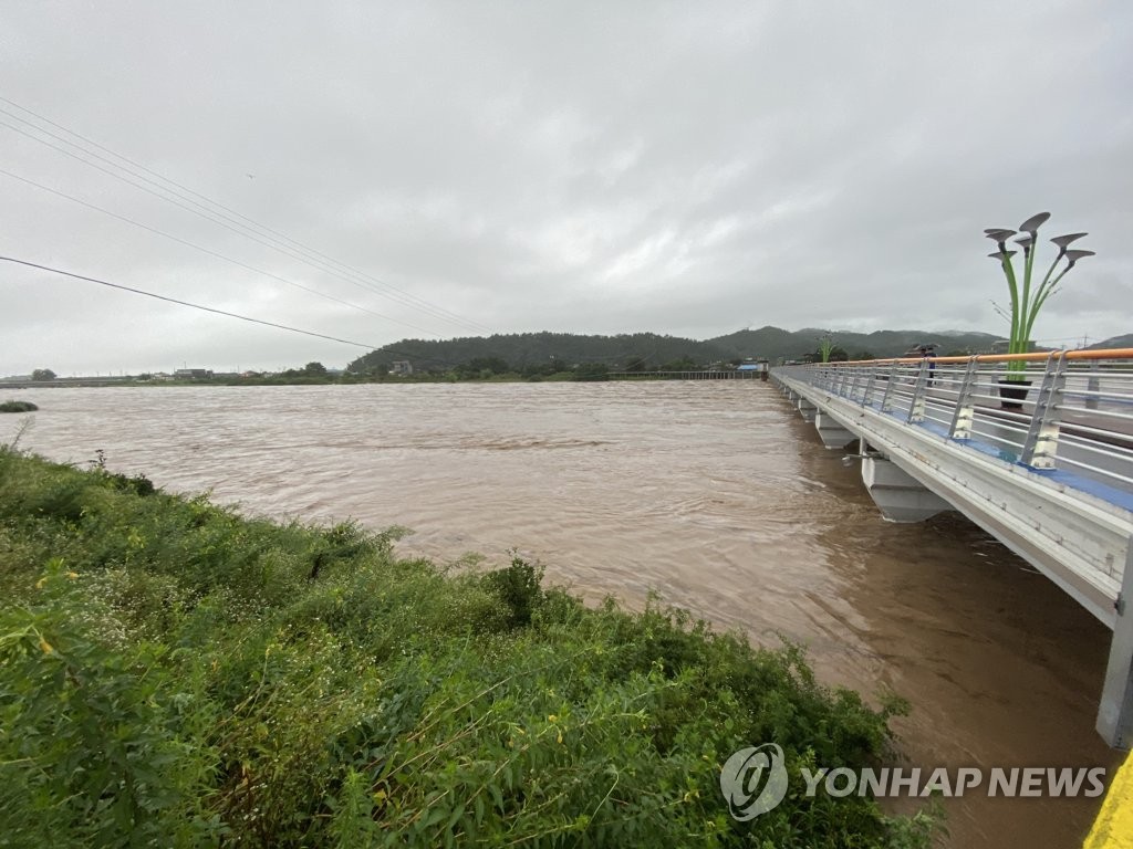홍수경보 내려진 나주 영산강 남평교