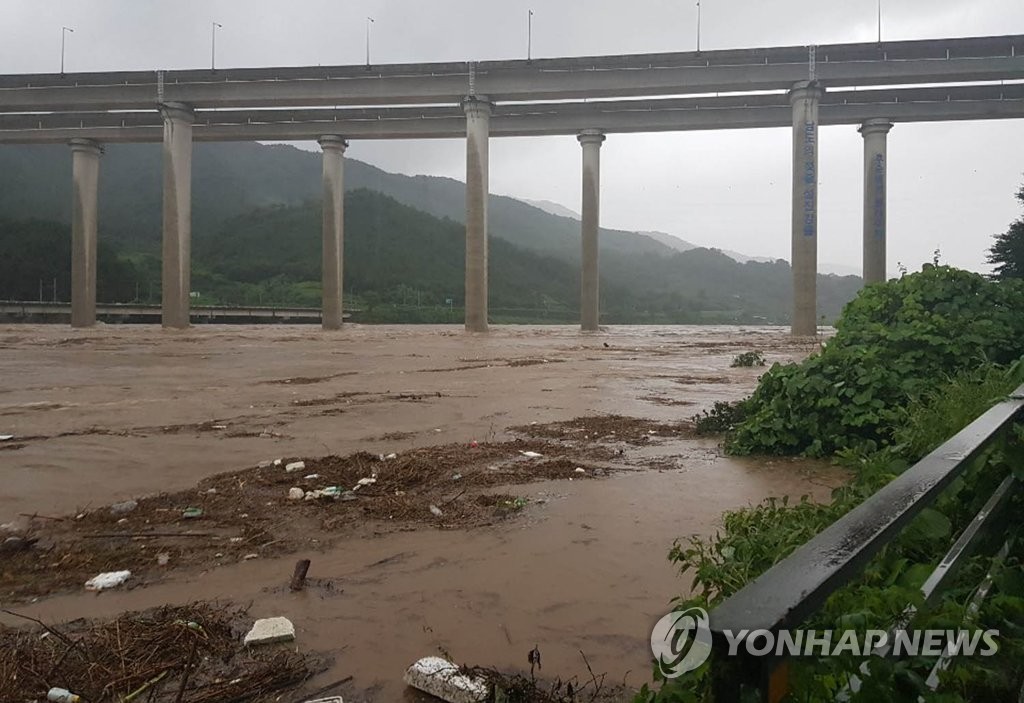 폭우로 불어난 섬진강