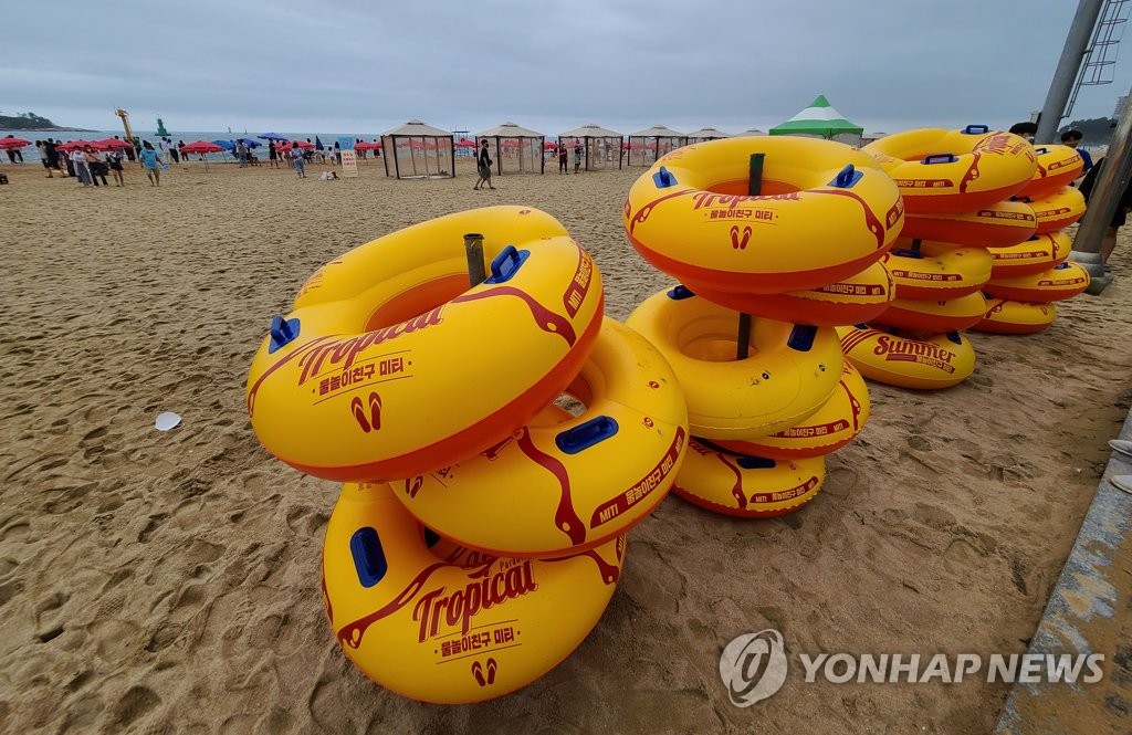 피서객 기다리는 물놀이 기구