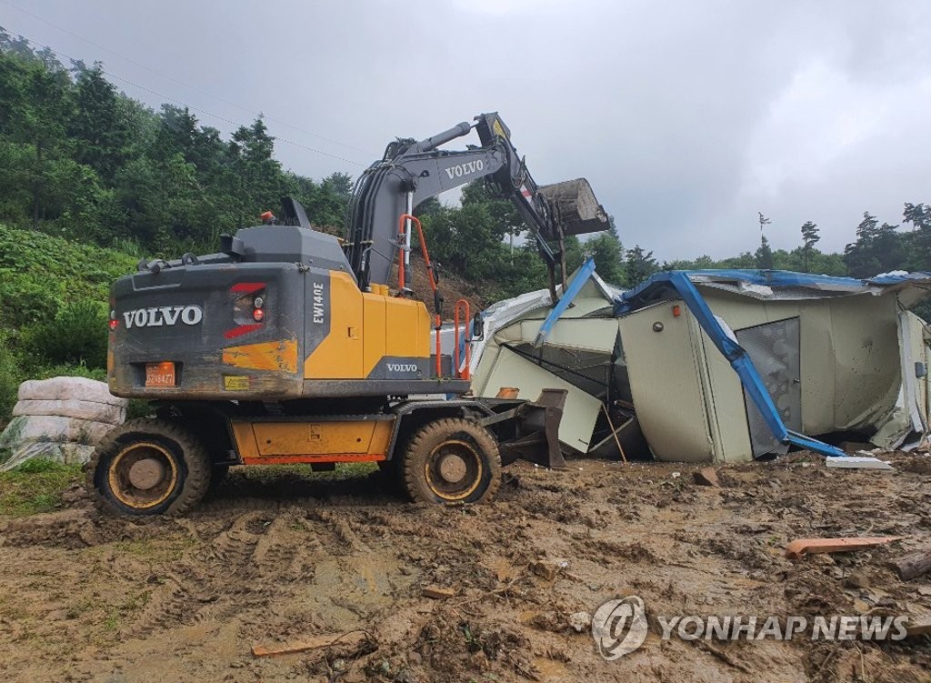산사태에 무너진 집