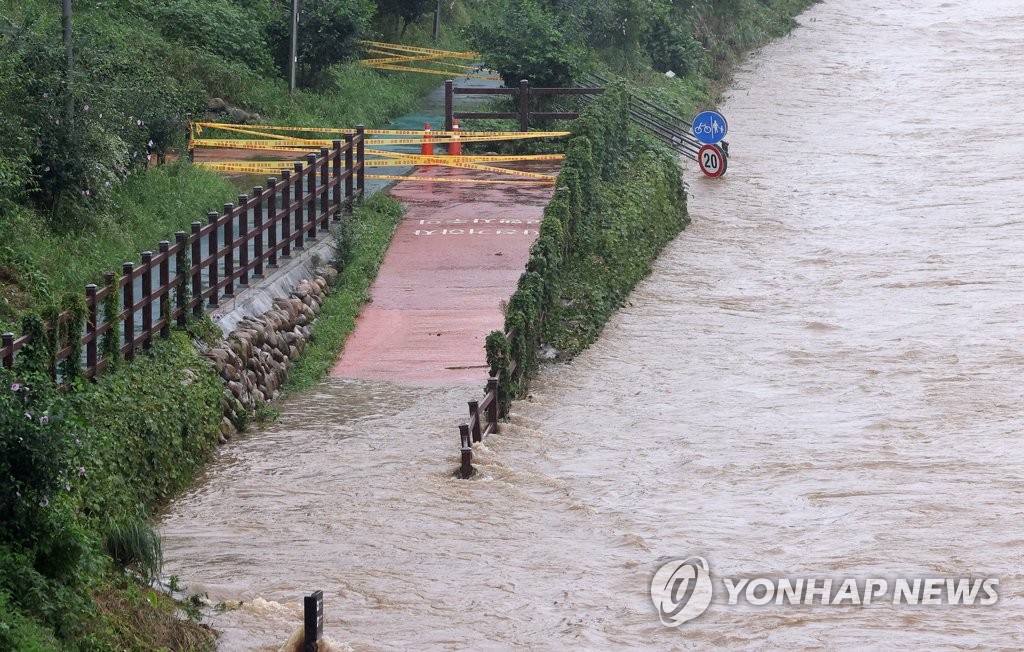 A trail alongside Yangjae Stream in Seoul is inundated due to heavy rain on Aug. 9, 2020. (Yonhap)