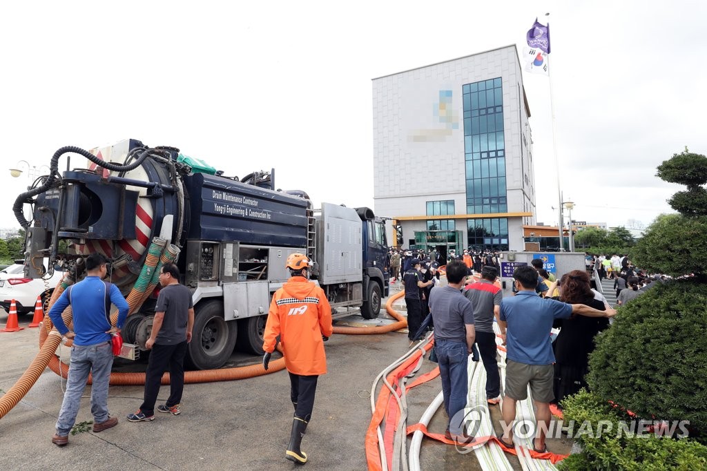 침수된 납골당서 배수 작업