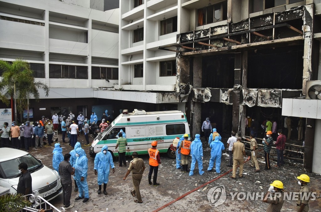 인도 남부 코로나19 환자 수용 호텔서 불…"최소 9명 사망"