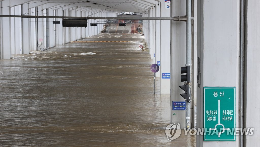 Jamsu Bridge, which connects the northern and southern areas of the Han River in Seoul, remains restricted on Aug. 10, 2020. (Yonhap)