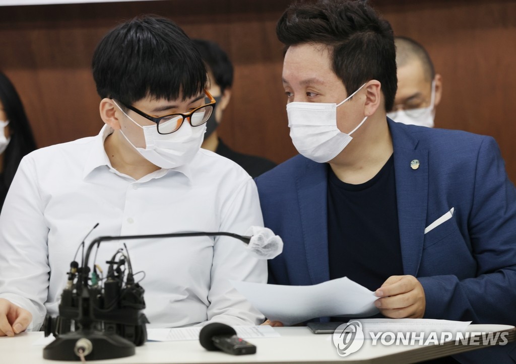 대화 나누는 변희수 전 하사와 군인권센터 소장