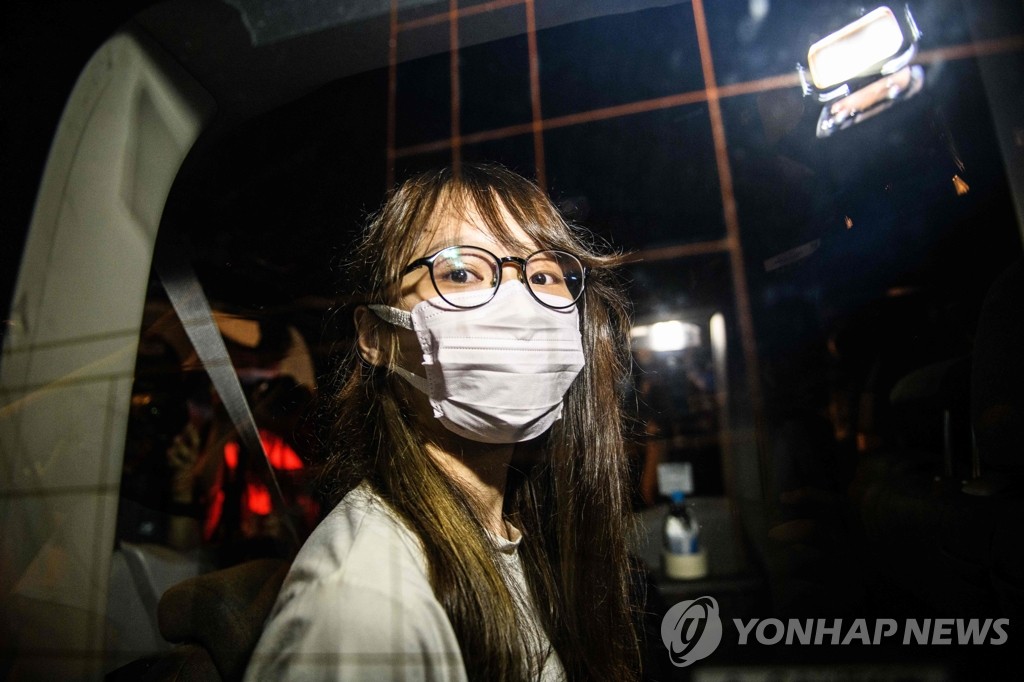 체포되는 홍콩 '우산 혁명' 주역 아그네스 차우