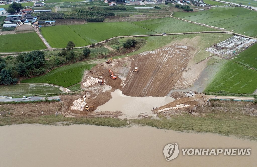 '붕괴된 섬진강 둑' 응급 복구작업