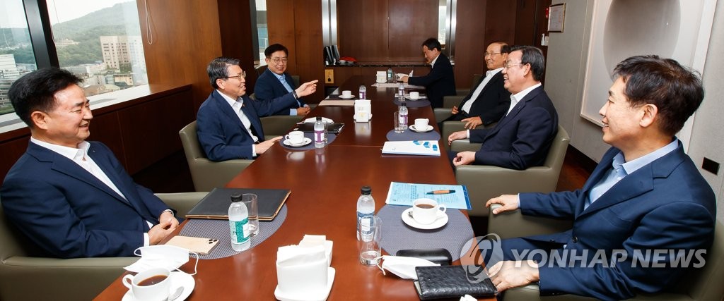 금융협회장 간담회서 발언하는 은성수 금융위원장