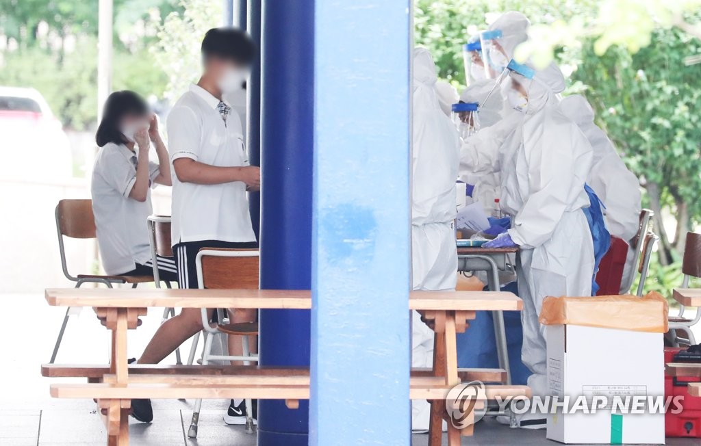 코로나19 검사 받는 용인 죽전고 학생들