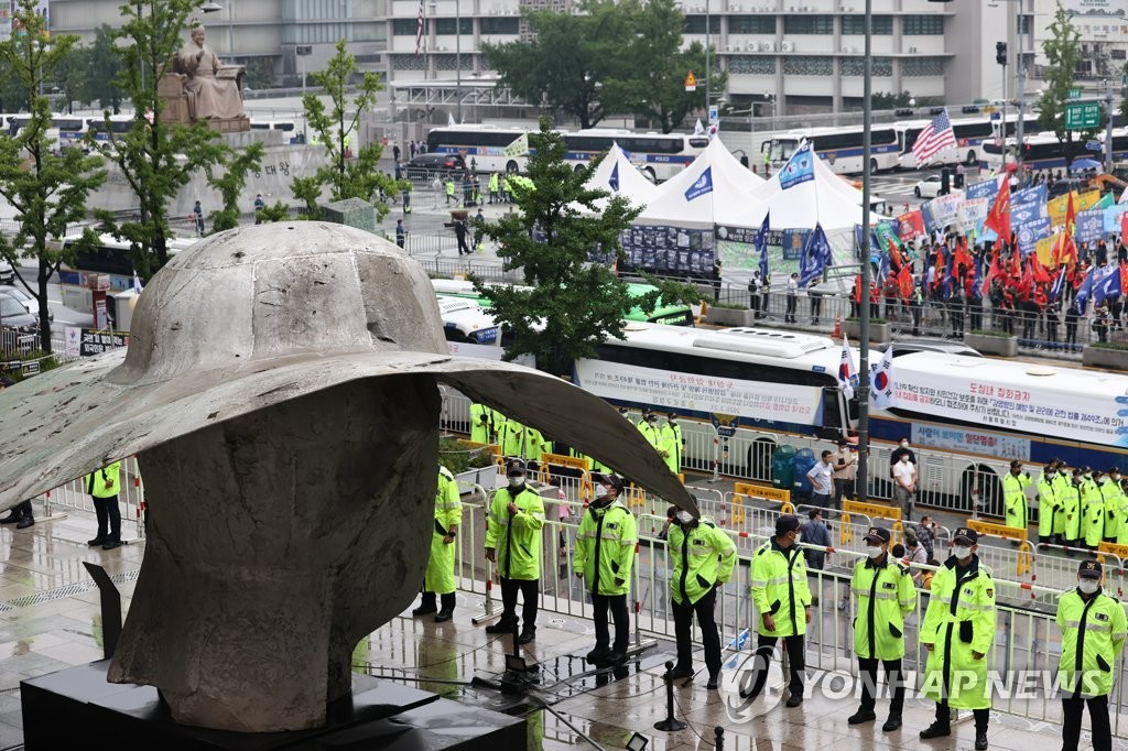 Police cordon off an area in Gwanghwamun Square in downtown Seoul on Aug. 15, 2020, as a number of groups move to hold protest rallies amid a rise in COVID-19 cases in the capital city. (Yonhap) 
