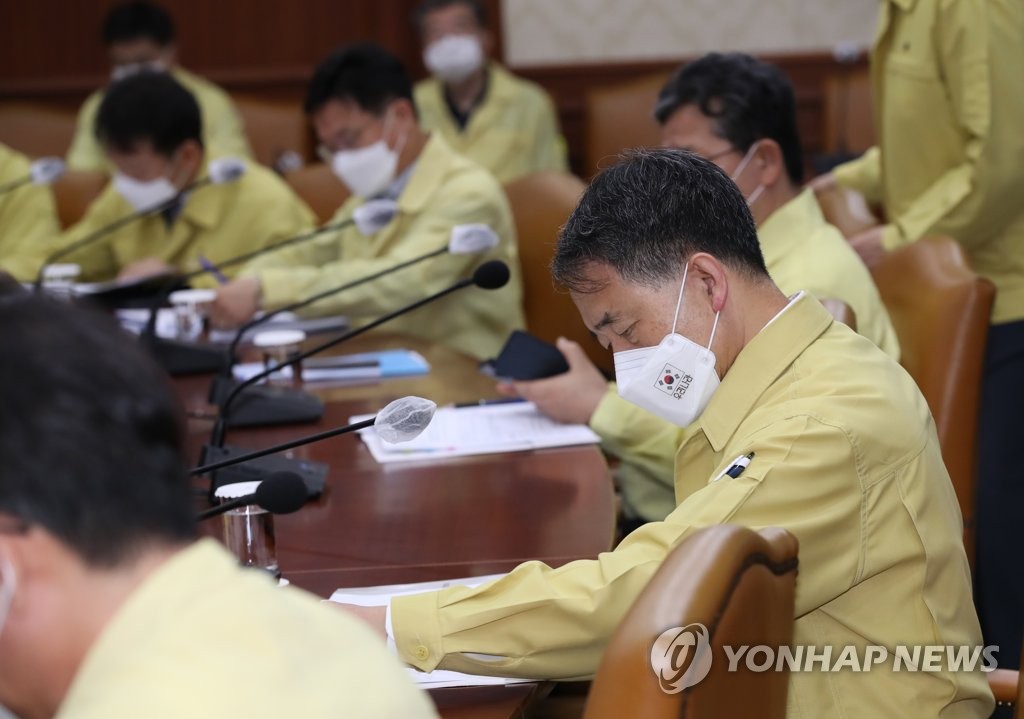 굳은 표정의 박능후 보건복지부 장관