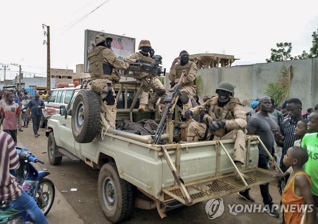 아프리카 말리 대통령 사저 둘러싸고 있는 군인과 시민