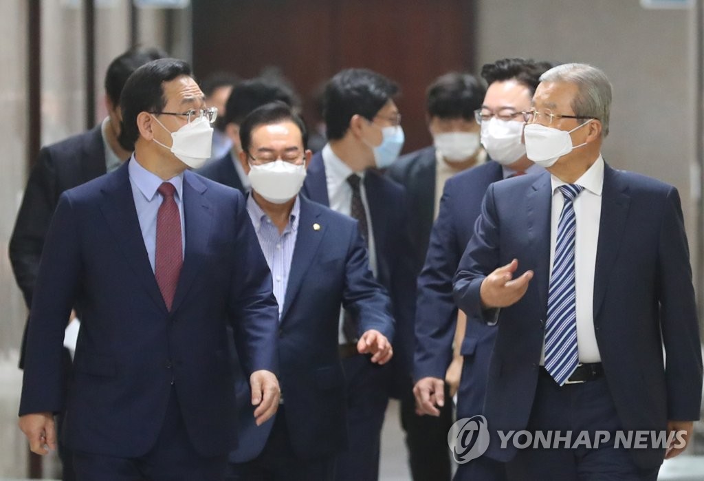 유튜브 의총 입장하는 김종인 주호영