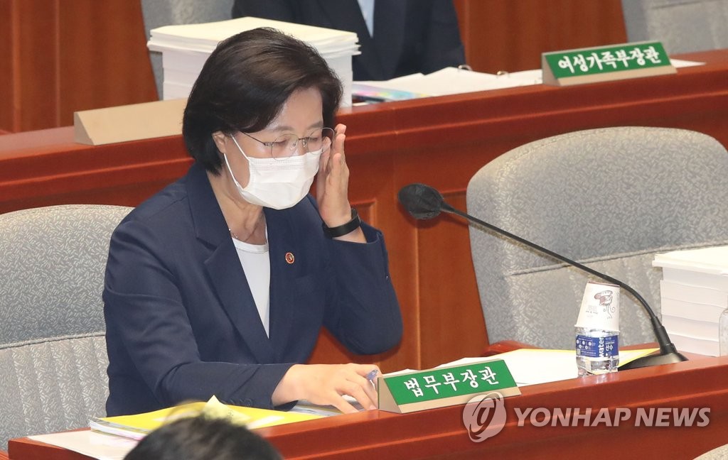 생각에 잠긴 추미애 장관