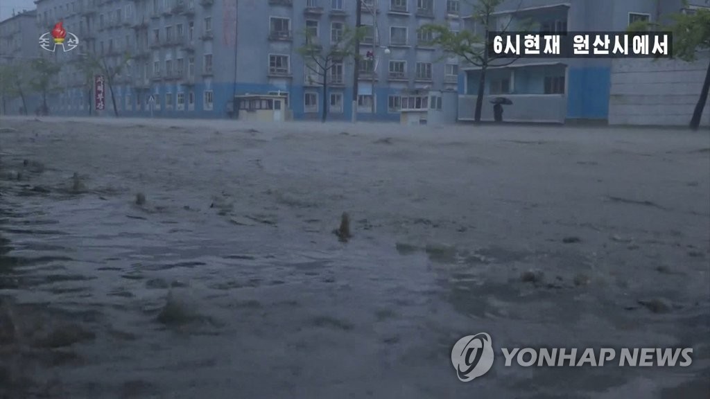 朝鮮中央テレビは３日、台風９号の影響で元山市内に大雨が降ったと伝えた。市中心部の広場が冠水しているようだ（同テレビから）＝（聯合ニュース）≪転載・転用禁止≫