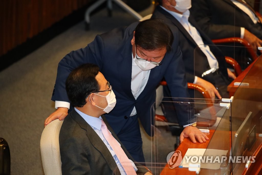 대화하는 김태년과 주호영