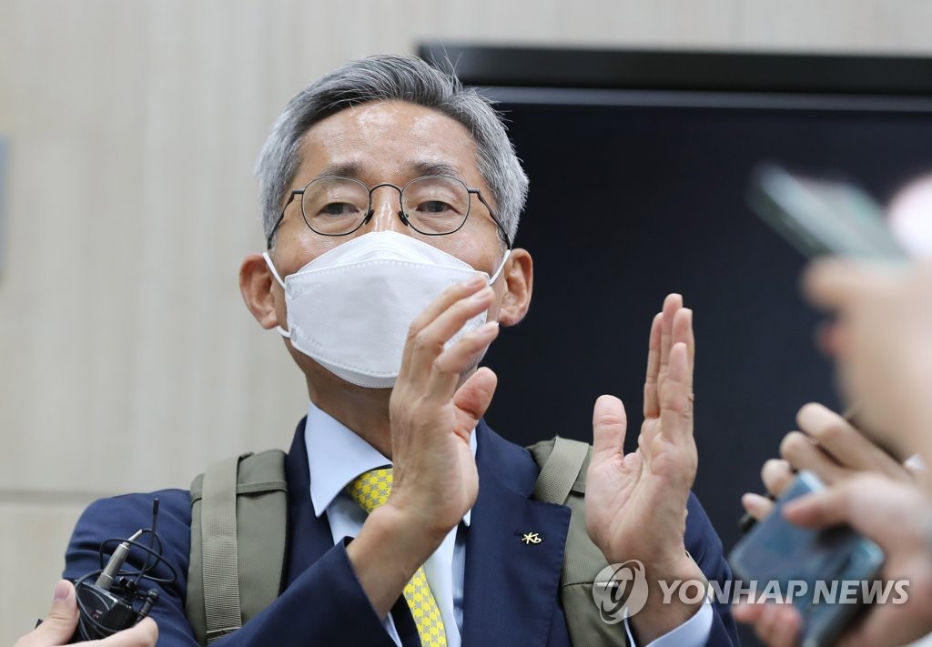 취재진 질문에 답하는 윤종규 KB금융 회장