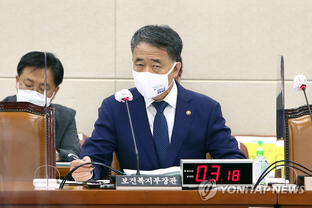 답변하는 박능후 보건복지부 장관