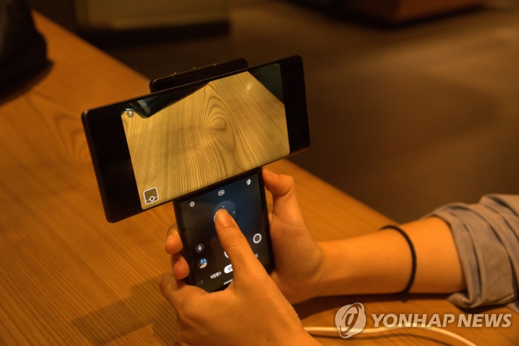 LG 새 스마트폰 'LG 윙' 짐벌모드