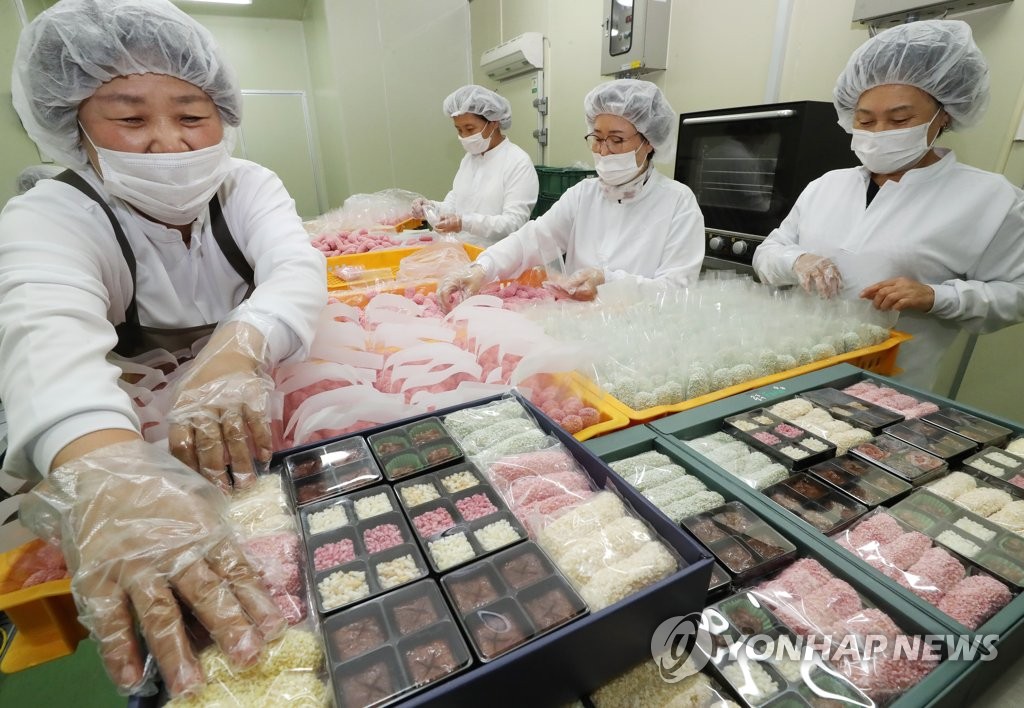 伝統菓子作りに大忙し 伝統菓子作りに大忙し