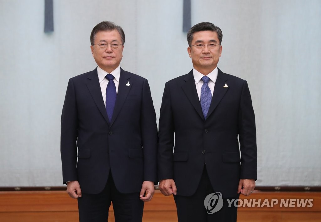 Moon avec le nouveau ministre de la Défense Moon avec le nouveau ministre de la Défense
