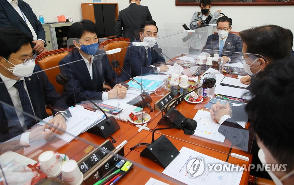 4차 추경조정소위 인사말하는 박홍근 간사