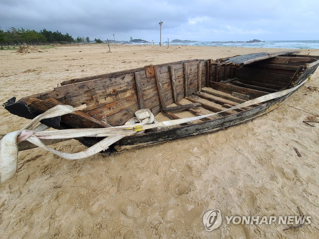 강원 고성 앞바다서 북한 목선 추정 선박 발견