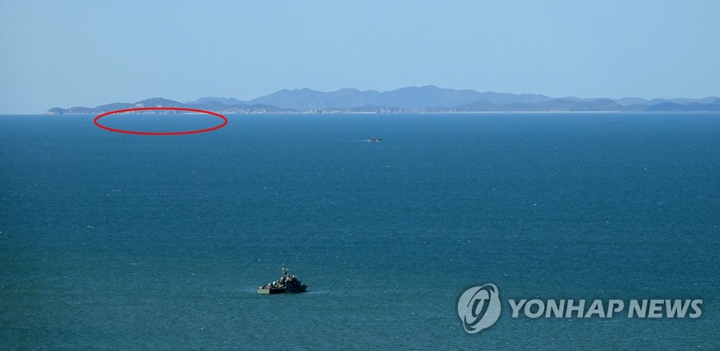 등산곶 앞에서 경비하는 해군 함정