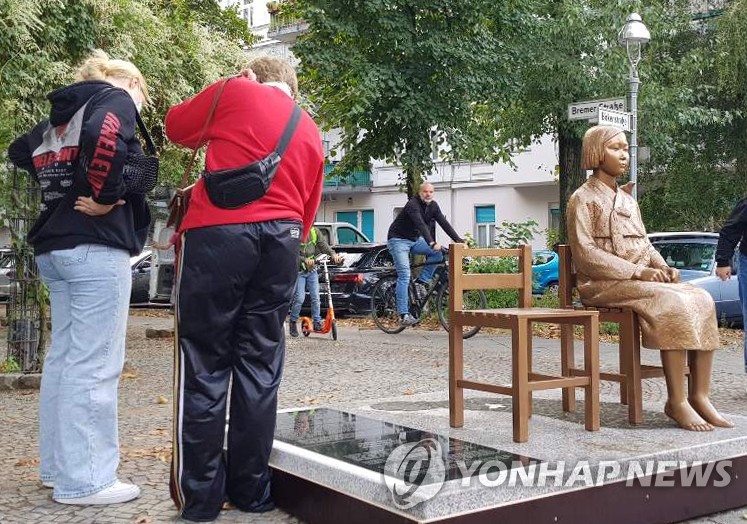 베를린 거리에 설치된 소녀상 비문 읽는 시민들