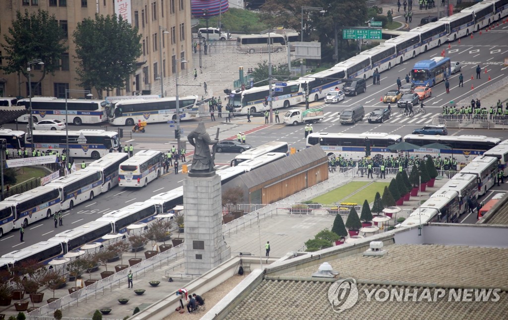 Police buses are placed in lines on streets around Gwanghwamun Square in central Seoul on Oct. 3, 2020, in a bid to prevent illegal rallies on National Foundation Day. (Yonhap)