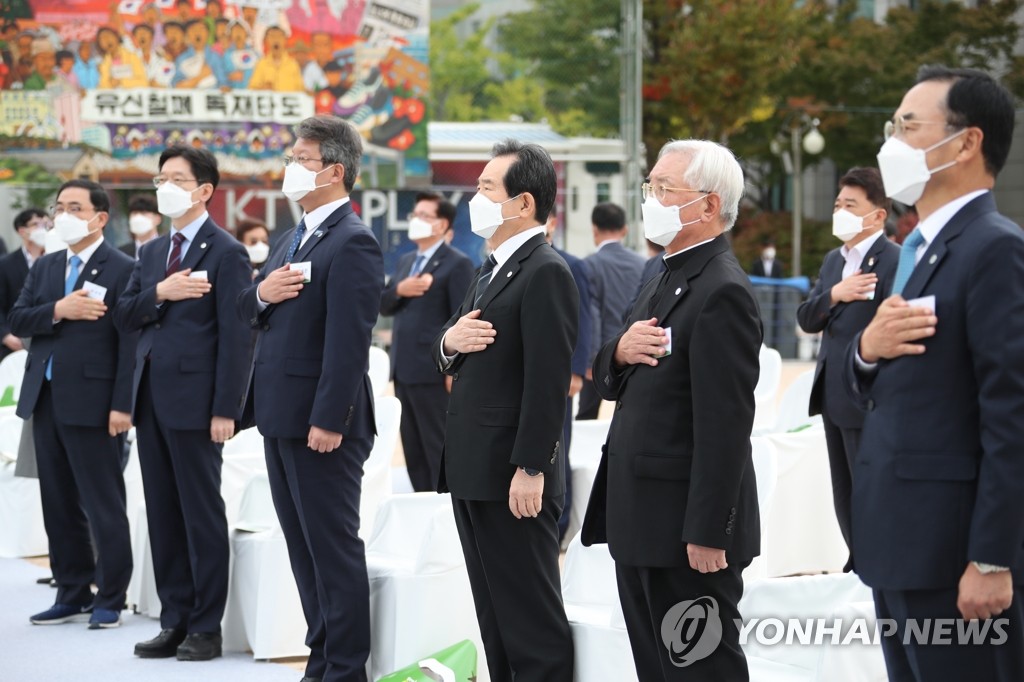 국기에 경례하는 정세균 총리