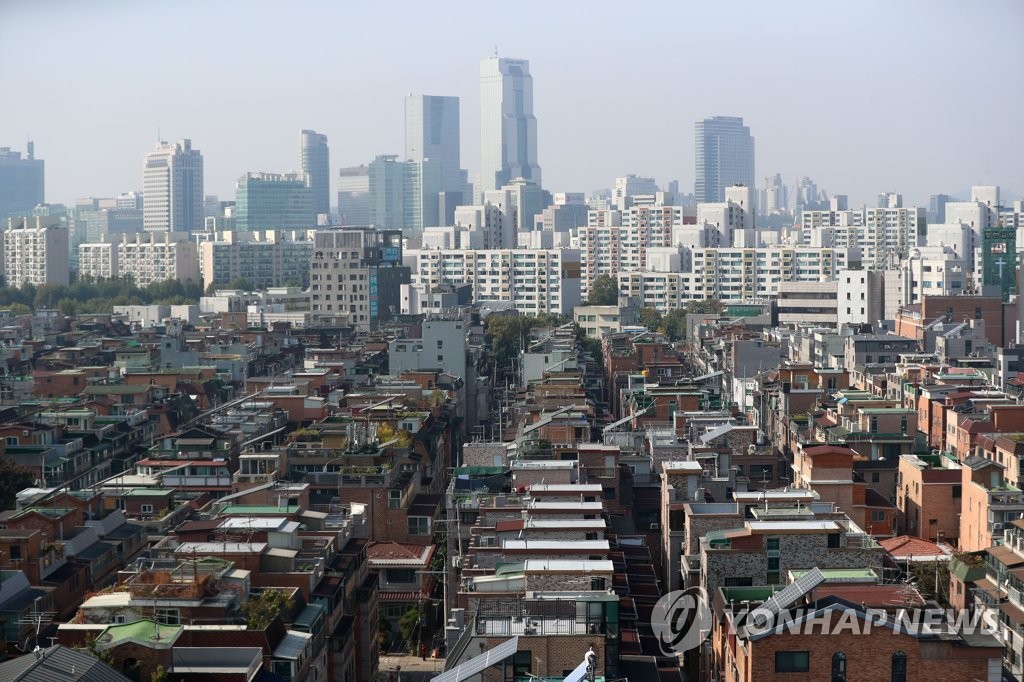 서울 송파구 빌라·다세대 주택 밀집 지역 너머로 보이는 아파트촌