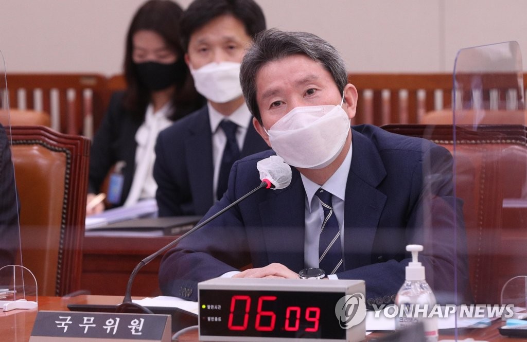 Unification Minister Lee In-young answers a lawmaker's questions during a parliamentary audit session of the National Assembly's foreign affairs and unification committee in Seoul on Oct. 23, 2020. (Yonhap)