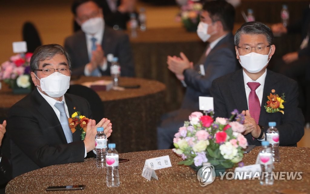 박수치는 금융위원장과 금감원장