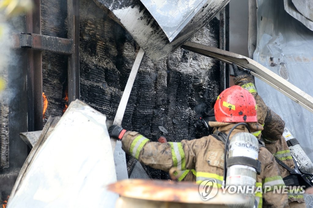 창고 뜯어내는 소방대원