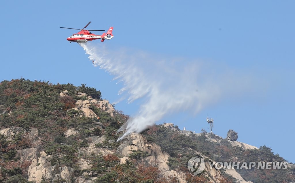 산불 진화 작업 벌이는 소방헬기