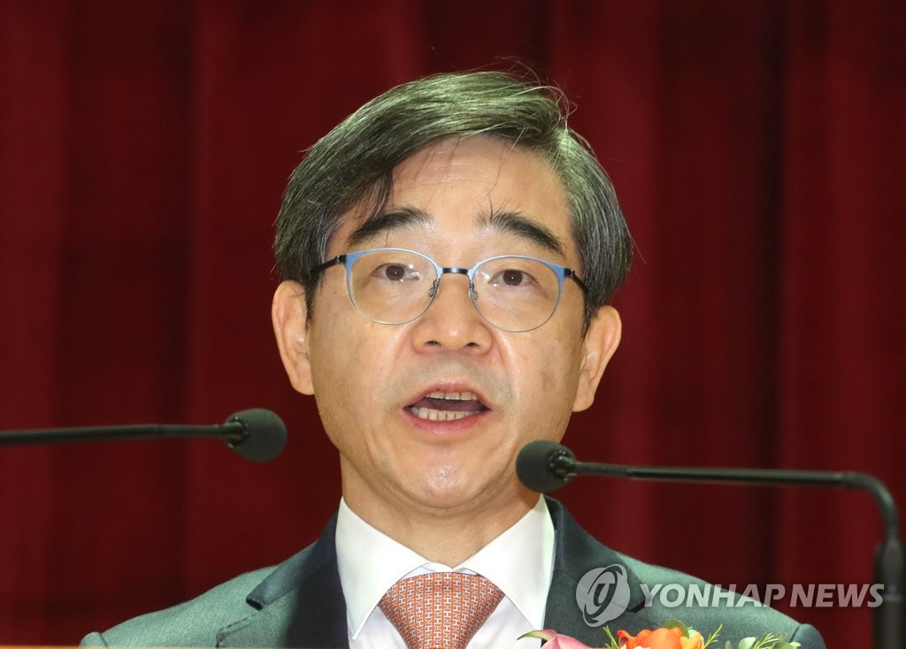 Outgoing election watchdog chief Outgoing election watchdog chief
