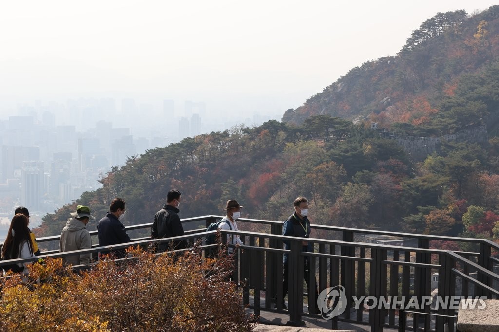 일반에 개방 앞둔 북악산 북측 산행하는 문 대통령