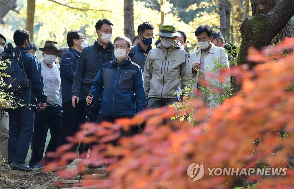 문 대통령, 일반에 개방 앞둔 북악산 북측 탐방로 산행