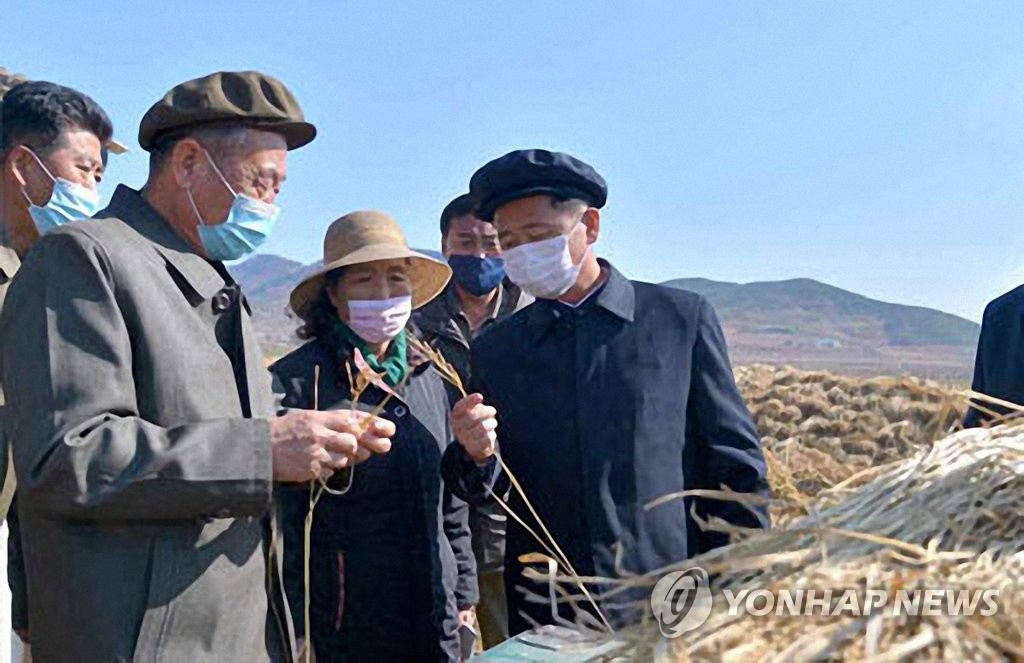 북한 김덕훈 내각 총리, 농장·기업 방문