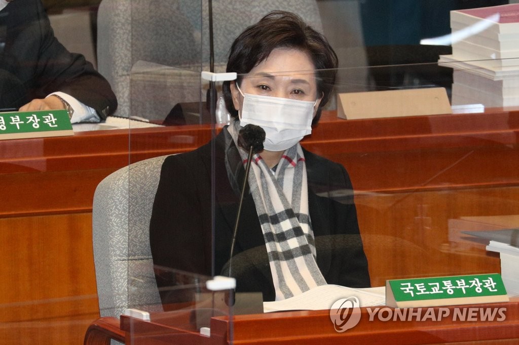 생각에 잠긴 김현미 국토교통부 장관