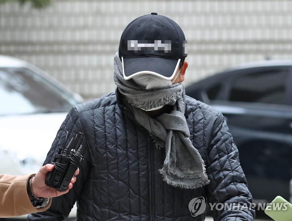 중앙지법 들어서는 옵티머스 로비스트 신 모씨