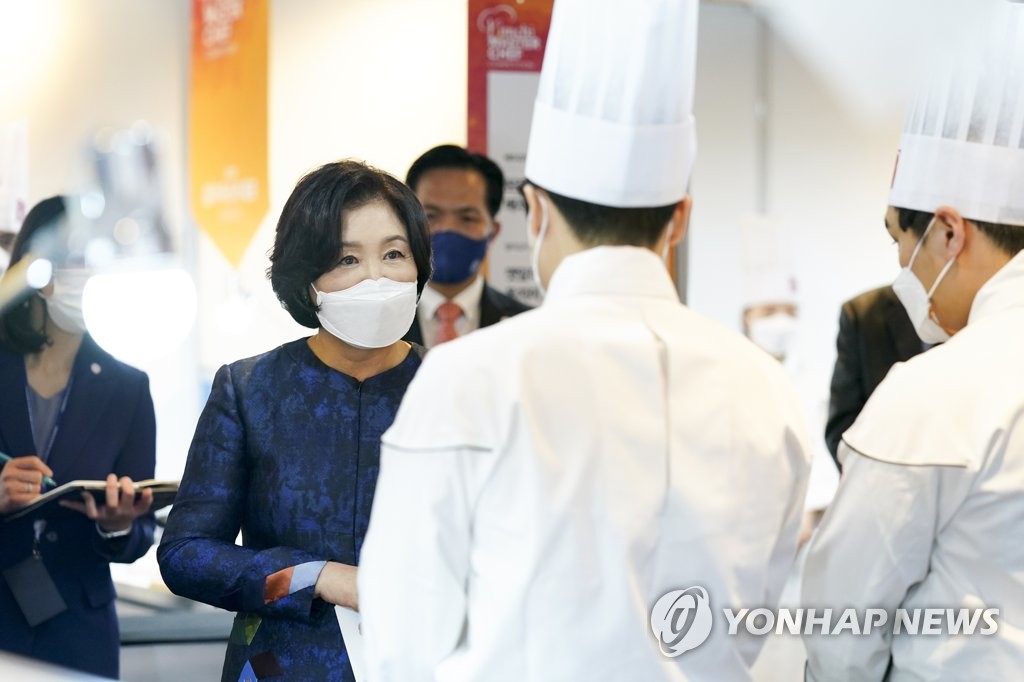 First lady Kim Jung-sook speaks with chefs at a kimchi contest held at THE PLAZA Seoul hotel on Nov. 20, 2020. (Yonhap)