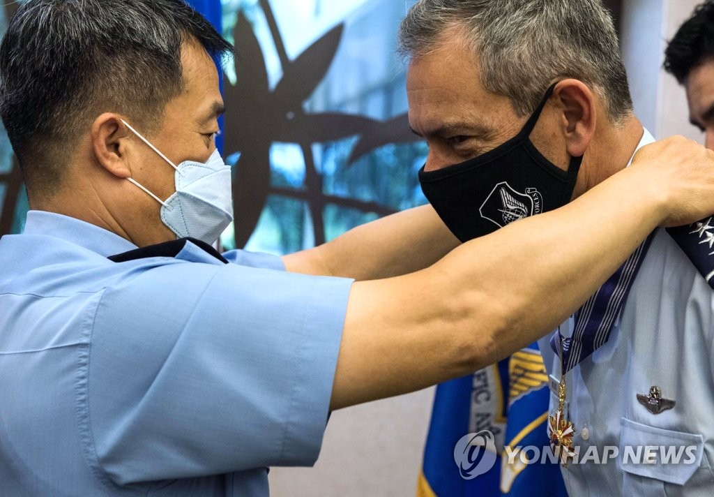미 태평양공군사령관에 훈장 수여하는 이성용 공군참모총장