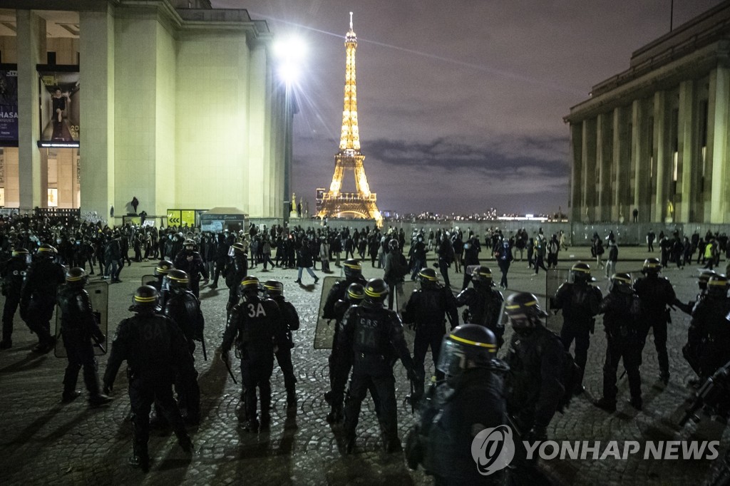 '국제 보안법' 반대 시위대 강제해산 하는 프랑스 경찰