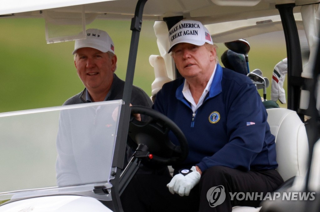 골프 카트 모는 트럼프 미 대통령