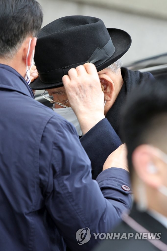 광주법원 도착한 전두환…오늘 '회고록' 형사재판 판결